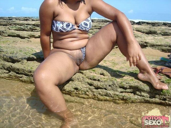 Morena rabuda semi nua na praia 7