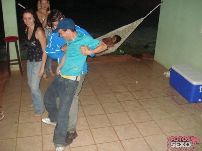 Safadinhas bebadas trepando gostoso com primos 15