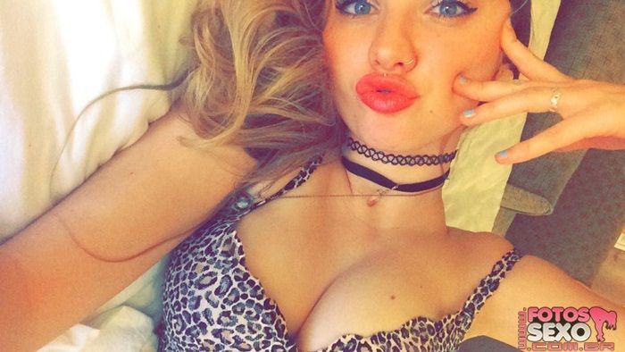 Loira peituda perdeu celular com nudes 42